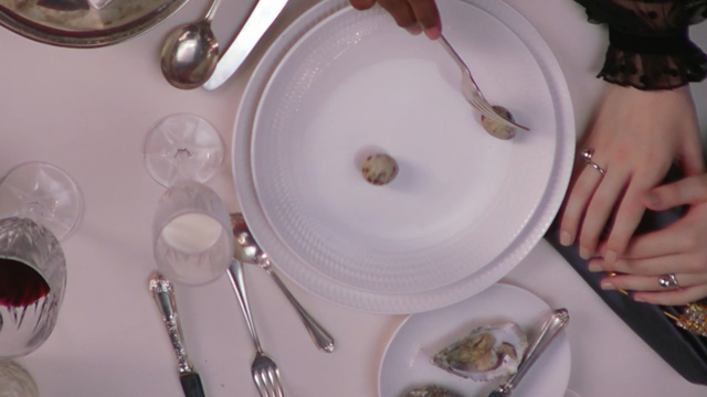 Video Reference N1: Cutlery, Plate, Dishware, Saucer, Tableware, Fork, Porcelain, Household silver, Spoon, Hand, Person