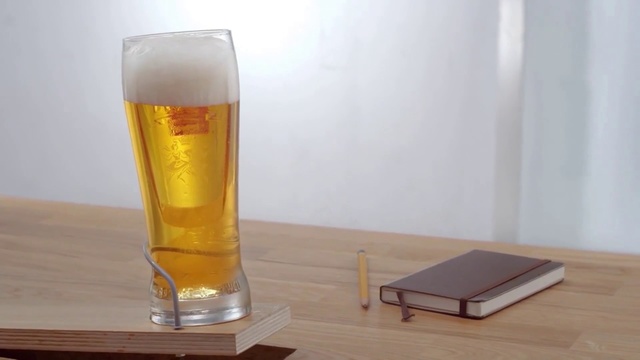 Video Reference N4: Beer glass, Pint glass, Beer, Drink, Lager, Wheat beer, Alcoholic beverage, Pint, Glass, Drinkware, Person