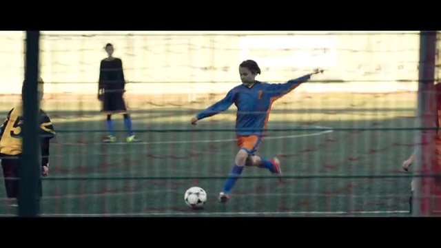 Video Reference N4: player, blue, sports, football player, sport venue, net, tournament, games, sports equipment, soccer player, Person