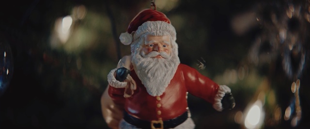 Video Reference N1: Santa claus, Statue, Garden gnome, Figurine, Fictional character, Christmas, Lawn ornament, Facial hair, Christmas ornament, Interior design