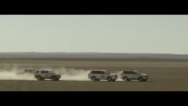 Video Reference N0: Vehicle, Natural environment, Sand, Desert, Landscape, Car, Automotive design, Off-road racing, Off-roading, Dust