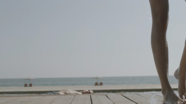 Video Reference N0: sea, sky, vacation, beach, leg, ocean, horizon