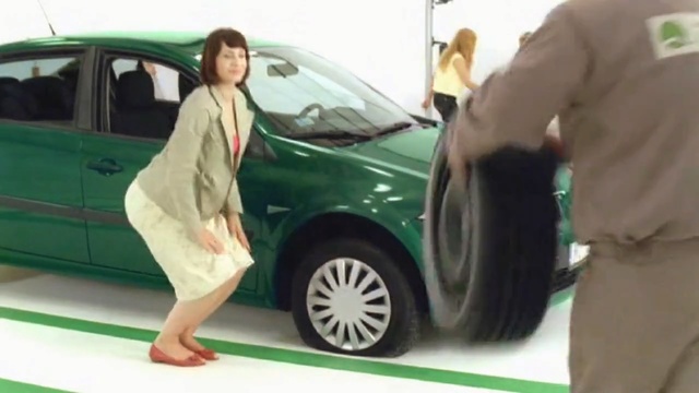 Video Reference N0: Land vehicle, Vehicle, Car, Vehicle door, Motor vehicle, Alloy wheel, City car, Auto show, Compact car, Person