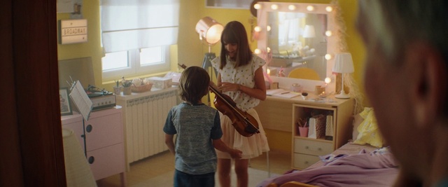 Video Reference N0: Room, Musical instrument, Long hair, Child