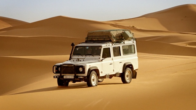 Video Reference N2: desert, car, vehicle, aeolian landform, motor vehicle, mode of transport, landscape, off roading, sahara, off road vehicle