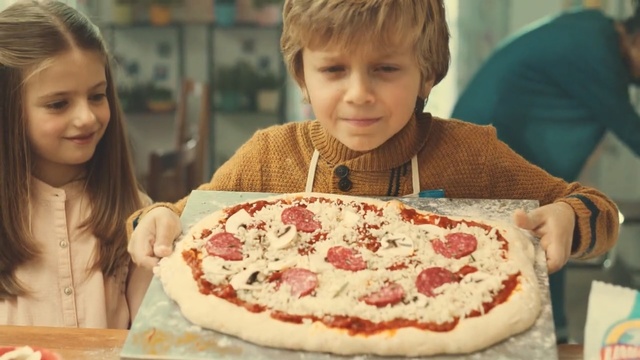 Video Reference N0: pizza, cuisine, dish, food, torte, baking, baked goods, eating, italian food, child, Person