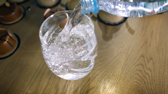 Video Reference N2: Water, Glass, Transparent material, Drinkware, Ice cube, Drink, Tableware, Person