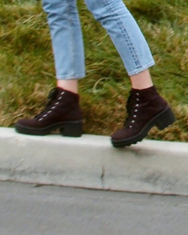 Video Reference N2: Footwear, White, Shoe, Black, Leg, Jeans, Human leg, Ankle, Street fashion, Brown