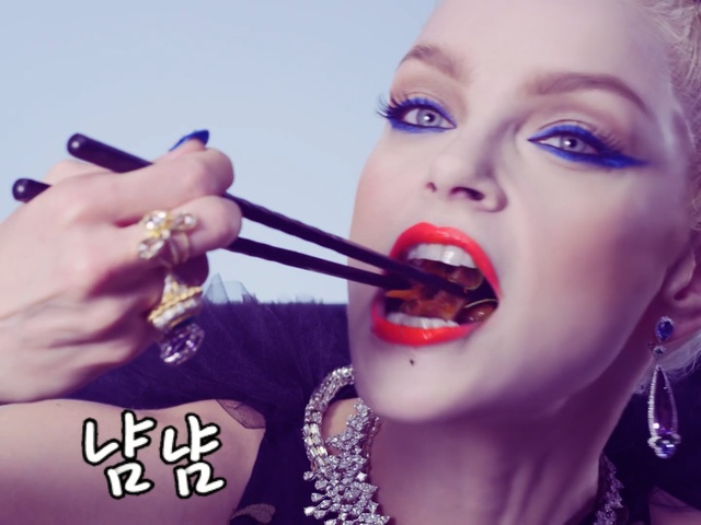 Video Reference N0: eyebrow, lip, beauty, purple, mouth, cheek, nail, eyelash, product, lipstick, Person