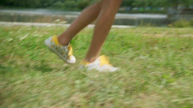 Video Reference N0: Human leg, Grass, Running, Joint, Leg, Footwear, Shoe, Recreation, Calf