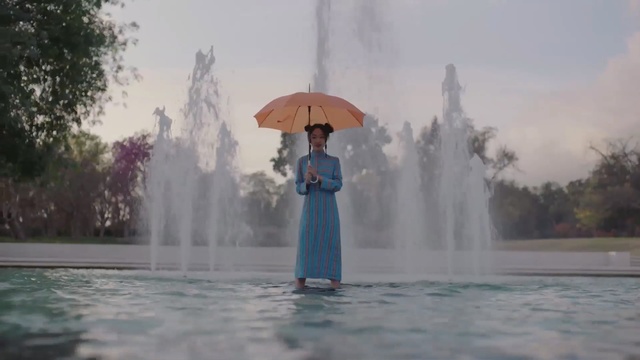 Video Reference N2: Water, Fountain, Atmospheric phenomenon, Umbrella, Water feature, Rain, World, Leisure, Person