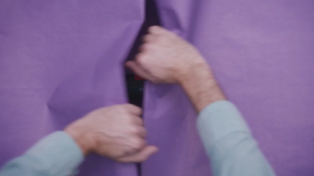 Video Reference N0: purple, finger, hand, shoulder, joint, violet, arm, thumb, medical glove, neck