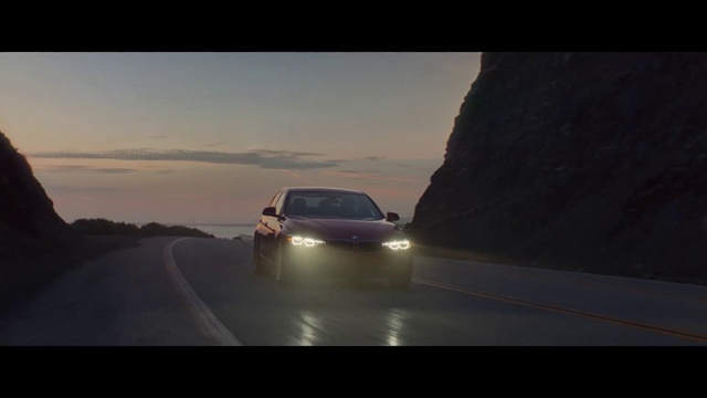 Video Reference N1: Vehicle, Car, Road, Mode of transport, Atmospheric phenomenon, Sky, Road trip, Automotive design, Morning, Automotive lighting