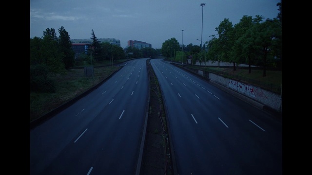 Video Reference N1: Road, Black, Highway, Sky, Lane, Mode of transport, Asphalt, Freeway, Light, Atmospheric phenomenon