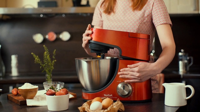 Video Reference N3: food, cuisine, cook, brunch, tableware, small appliance, drink, cooking, kitchen appliance, mixer