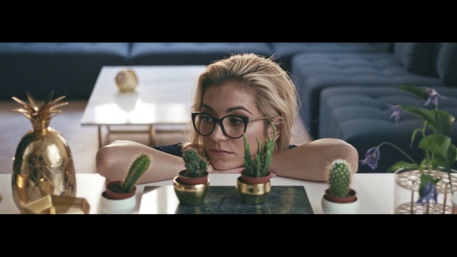 Video Reference N7: Hair, Eyewear, Green, Glasses, Blond, Organism, Photography, Room, Animation, Vision care, Person
