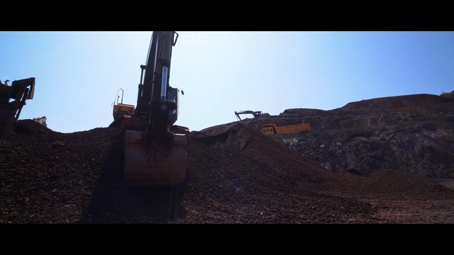 Video Reference N0: Soil, Sky, Mining, Rock, Asphalt, Construction equipment, Screenshot, Vehicle, Quarry, Metal