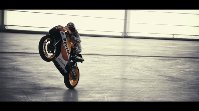 Video Reference N0: Stunt performer, Motorcycle, Wheelie, Stunt, Vehicle, Motorcycling, Motorsport, Motorcycle racing, Extreme sport, Racing, Person