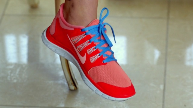 Video Reference N1: footwear, red, shoe, sneakers, athletic shoe, sportswear, outdoor shoe, electric blue, walking shoe