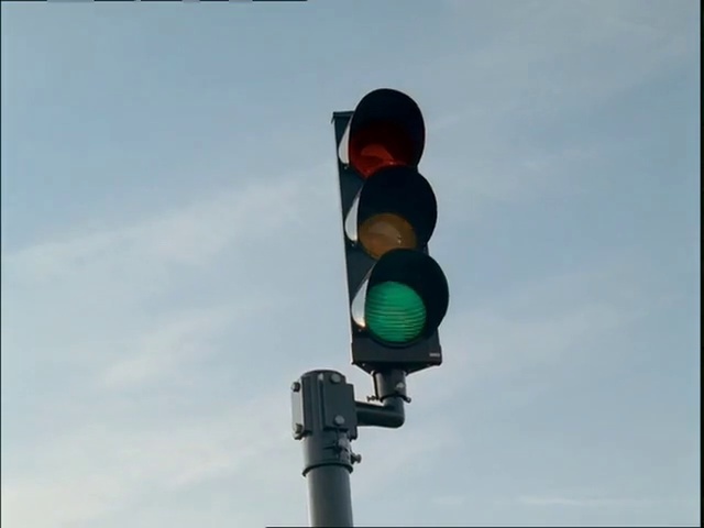 Video Reference N0: Traffic light, signaling device, Lighting, Light fixture, Street light, Sky, Interior design, Public utility