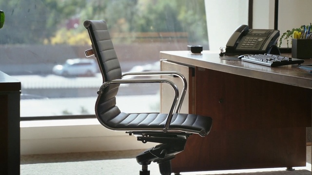 Video Reference N0: Office chair, Chair, Furniture, Armrest, Desk, Material property, Auto part, Table, Office, Metal