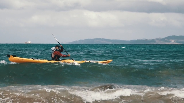 Video Reference N1: sea kayak, kayak, boat, kayaking, watercraft, wave, wind wave, sea, vehicle, coastal and oceanic landforms