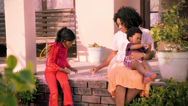 Video Reference N5: Child, Interaction, Fun, Happy, Daughter, Leisure, Sitting, Black hair, Person
