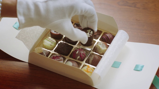 Video Reference N1: Food, Hand, Play, Cuisine, Chocolate, Comfort food