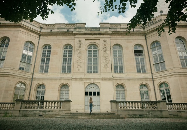 Video Reference N0: Building, Architecture, Classical architecture, Landmark, Property, Mansion, Estate, Palace, Facade, Château