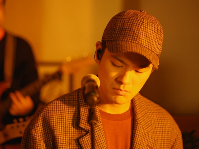 Video Reference N10: yellow, audio, human, microphone, fun, music, human behavior