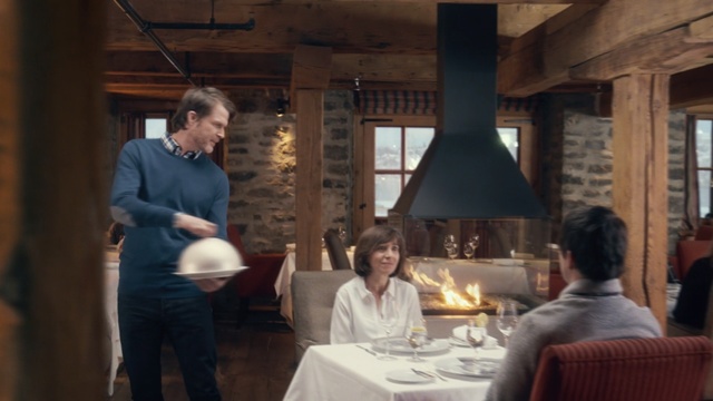 Video Reference N3: restaurant, conversation, table