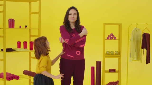 Video Reference N4: Yellow, Standing, Magenta, Room