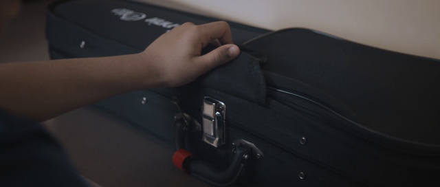 Video Reference N5: Vehicle door, Automotive design, Hand, Vehicle, Car, Auto part, Personal luxury car, Family car, Baggage