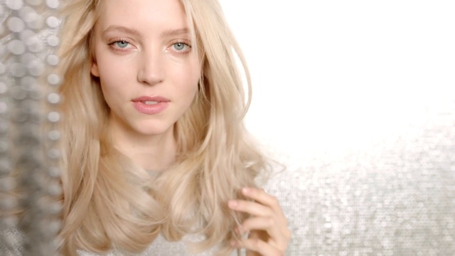 Video Reference N15: Hair, Face, Blond, Skin, Hairstyle, Eyebrow, Beauty, Lip, Chin, Long hair, Person