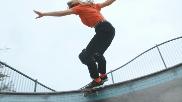 Video Reference N16: Skateboarding, Skateboard, Skateboarding Equipment, Skateboarder, Recreation, Sports equipment, Boardsport, Footwear, Aggressive inline skating, Individual sports