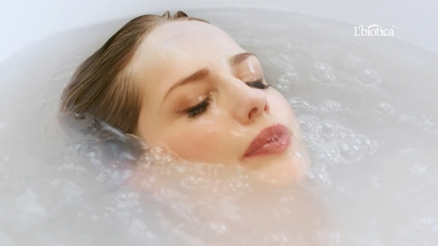 Video Reference N1: Face, Skin, Nose, Bathtub, Eyebrow, Head, Forehead, Bathing, Chin, Beauty