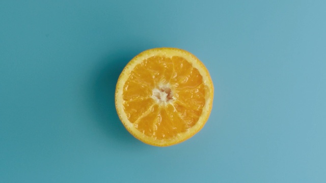 Video Reference N2: lemon, citrus, fruit, edible fruit, orange, vitamin, juice, juicy, fresh, food, healthy, slice, produce, freshness, sweet, health, cut, diet, half, sour