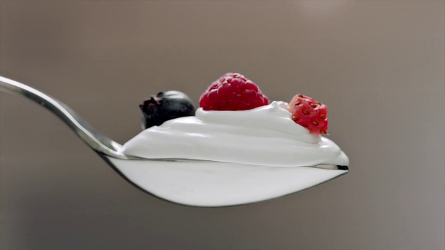Video Reference N1: Food, Dessert, Frozen dessert, Frozen yogurt, Cuisine, Pavlova, Cream, Whipped cream, Dairy, Dish