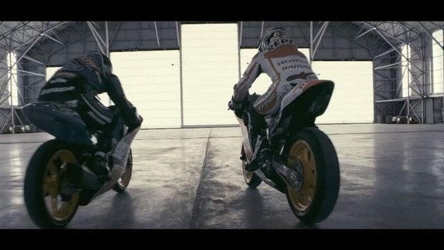 Video Reference N4: Land vehicle, Motorcycle, Motorcycling, Vehicle, Stunt performer, Motor vehicle, Stunt, Mode of transport, Automotive tire, Automotive exterior