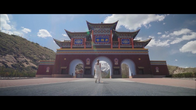 Video Reference N2: chinese architecture, landmark, historic site, sky, temple, tourist attraction, building, temple, tourism, arch, Person