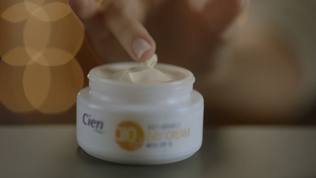 Video Reference N1: Product, Skin, Hand, Cream, Cream, Skin care, Baby Products, Dairy, Baby bottle, Person