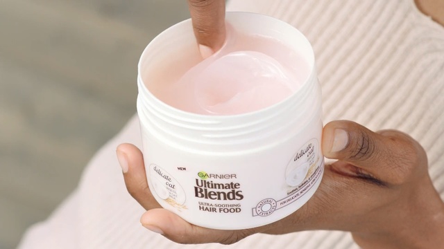 Video Reference N1: Skin, Product, Hand, Head, Pink, Cream, Cream, Skin care, Neck, Nail