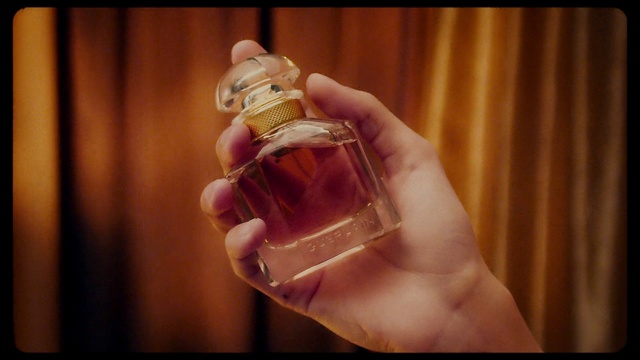 Video Reference N7: Bottle, Perfume, Glass bottle, Alcohol, Hand, Liqueur, Finger, Drink, Nail, Fluid