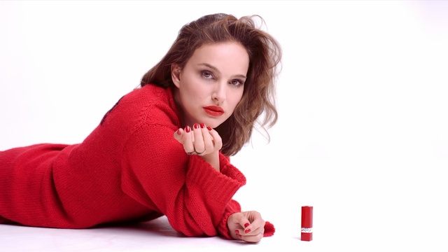 Video Reference N7: Red, Beauty, Lip, Skin, Sitting, Photography, Neck, Brown hair, Photo shoot, Model, Person
