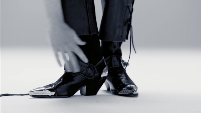 Video Reference N2: footwear, shoe, fashion, joint, fashion model, leg, boot, gentleman, high heeled footwear, ankle