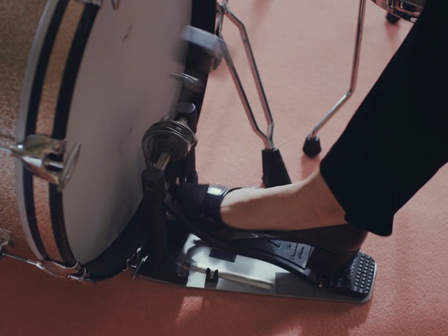 Video Reference N1: Drum, Footwear, Musical instrument, Leg, Drums, Bass drum, Shoe, Hand, Membranophone, Human leg