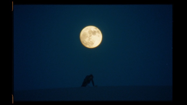 Video Reference N3: Moon, Full moon, Sky, Nature, Moonlight, Atmosphere, Astronomical object, Celestial event, Daytime, Light