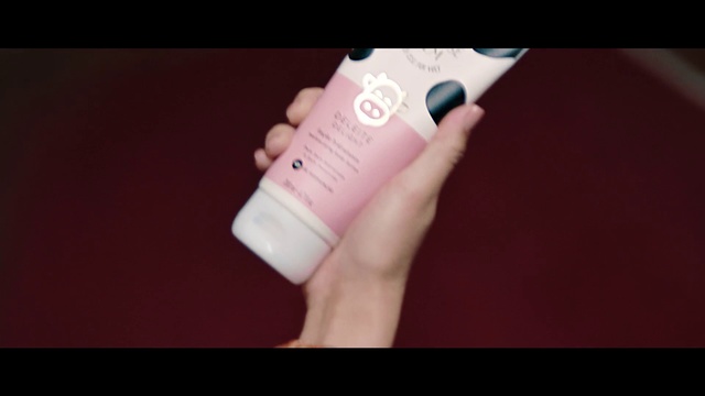 Video Reference N0: Pink, Skin, Product, Hand, Beauty, Finger, Nail, Lip, Material property, Photography