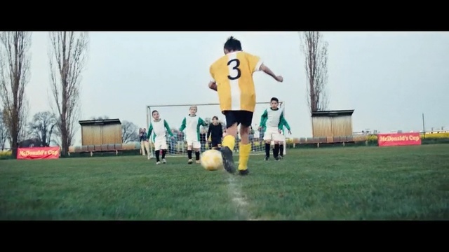 Video Reference N4: player, football player, ball, grass, yellow, games, football, vertebrate, ball, sports equipment, Person