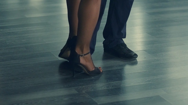 Video Reference N1: Human leg, Leg, Footwear, Dance, Shoe, Floor, Ankle, Foot, Joint, High heels, Person